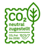 Grünes Logo in Briefmarkenform mit Blatt und Posthorn, Text „CO₂ neutral zugestellt – CO₂-frei bis 2030“, symbolisiert klimafreundliche Postzustellung.